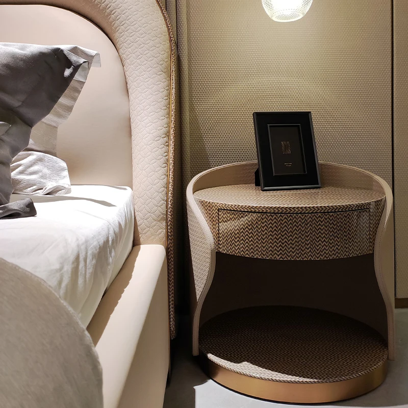 Meja samping tempat tidur bundar modern dengan finishing kayu halus