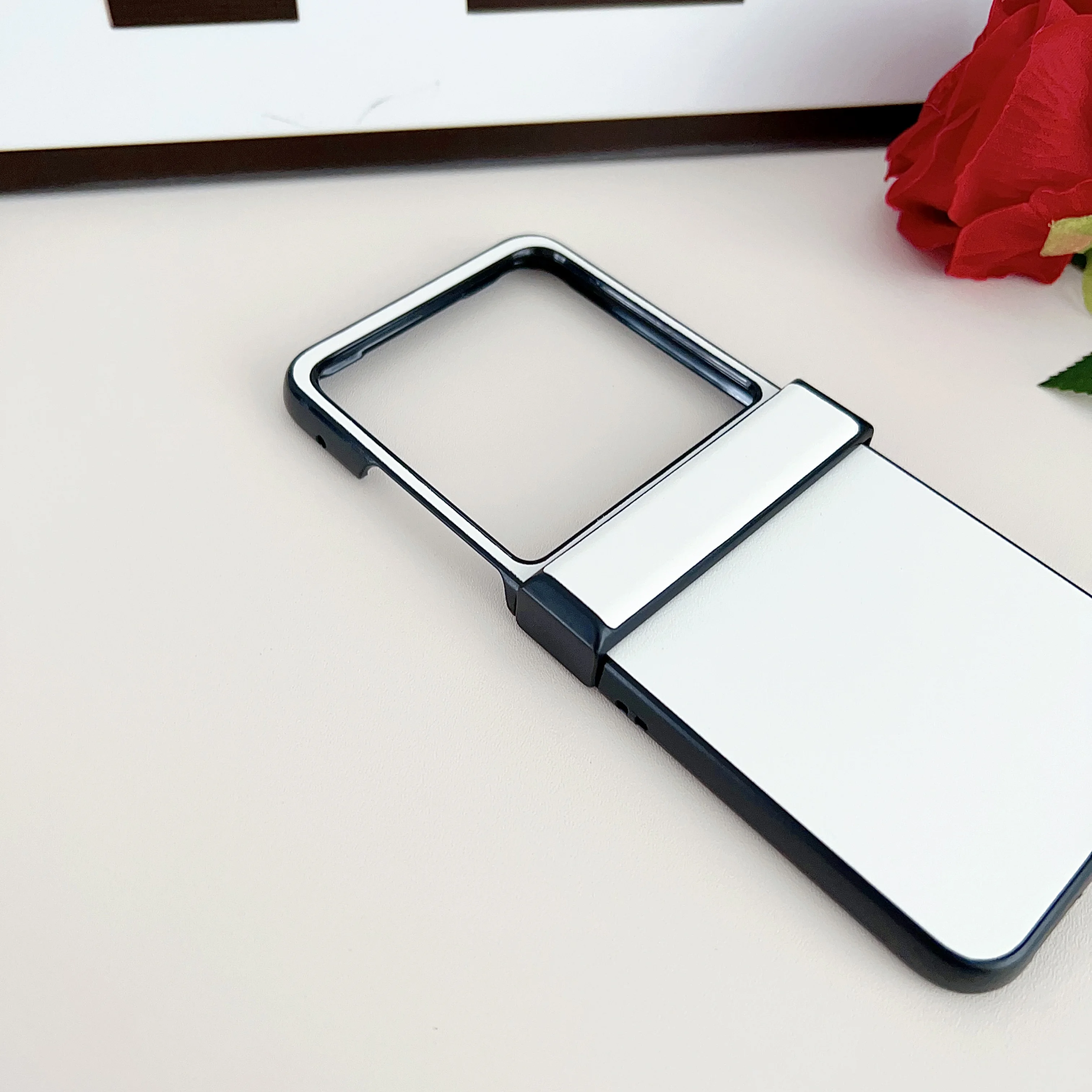 Modne skรณrzane etui z zawiasem do Motorola Razr 40 50 Ultra