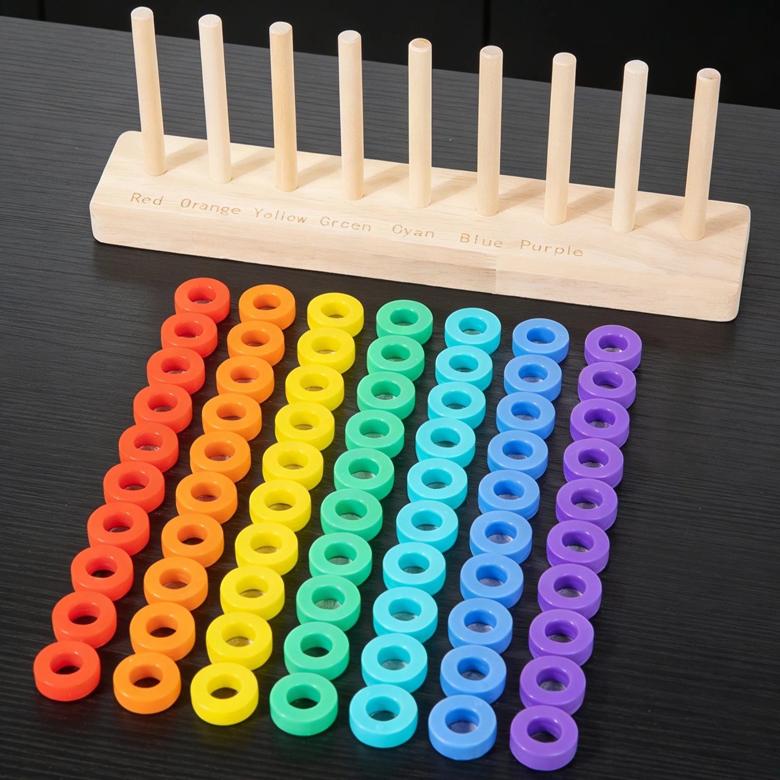 Gioco di lancio dell'anello arcobaleno Giocattolo di classificazione dei colori in legno per bambini Aumenta la coordinazione occhio-mano Percezione del colore attraverso il gioco divertente