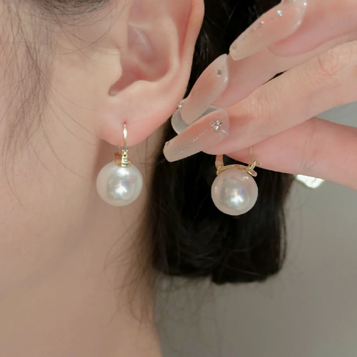 1 pair of ladies pearl simple temperament light luxury high-end design feeling earrings