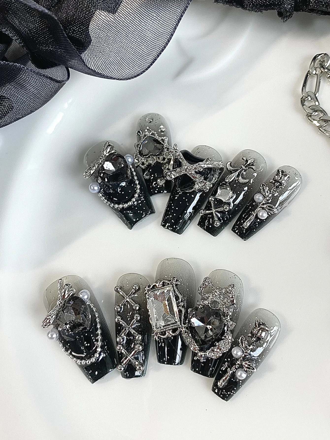 10 Pieces of Heart-Shaped Black Zirconium Cross Thorn Rose Extra-Long Trapezoidal Gothic Sweet Handmade Nail Art, Suitable for Halloween, Gothic Style, Punk Leather Clothing, Dark Lolita, Sweet and Dark Dates, Street Fashion, and Photo Shoots