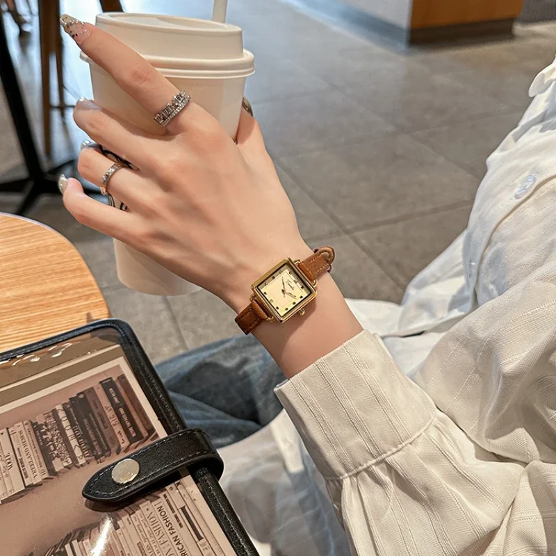High Quality Ladies Casual Bracelet Watches Women's Simple Vintage Watches for Women Dial Wristwatch Leather Strap Wrist Watch