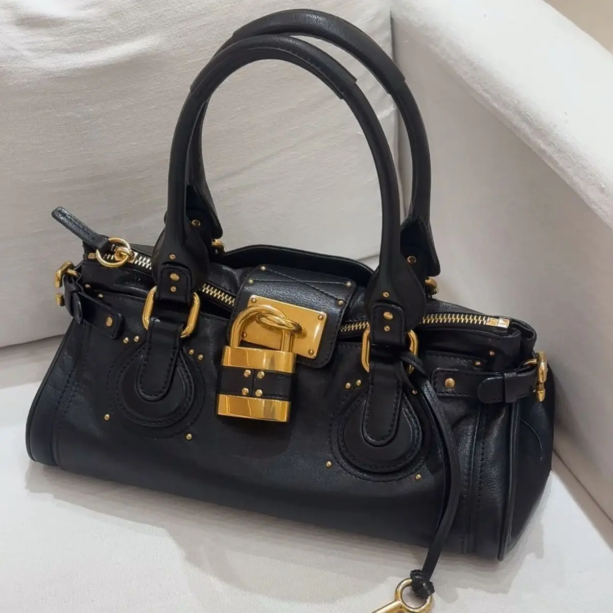 

Original Designer Brand New Vintage Lock Head Rivet Pillow Bag Handbag Commuter Bags for Women Hot Selling