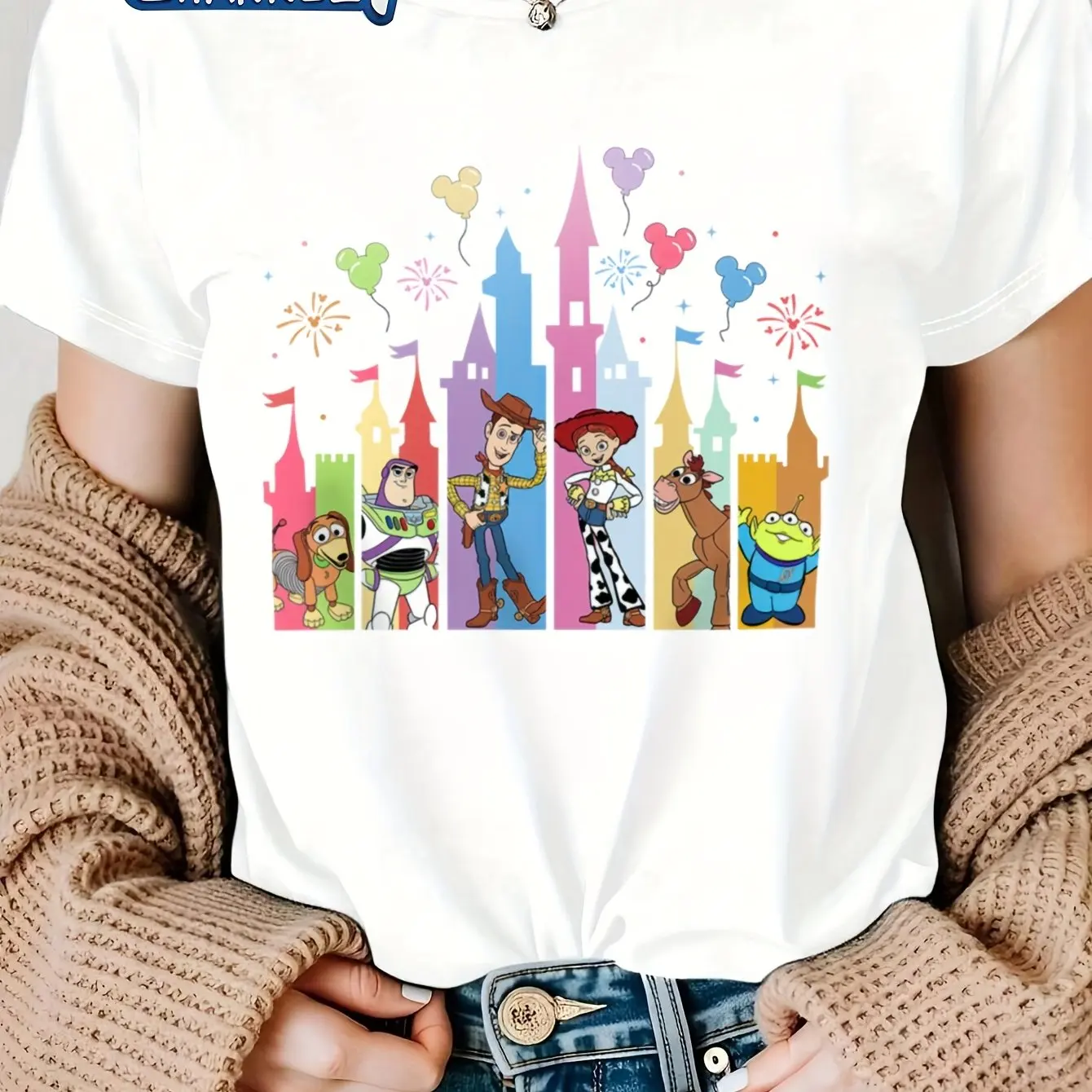 Camiseta gráfica Disney Toy Story & Friends para mujer, lindo diseño de apliques Buzz Lightyear, Woody y Jessie con castillo y globos