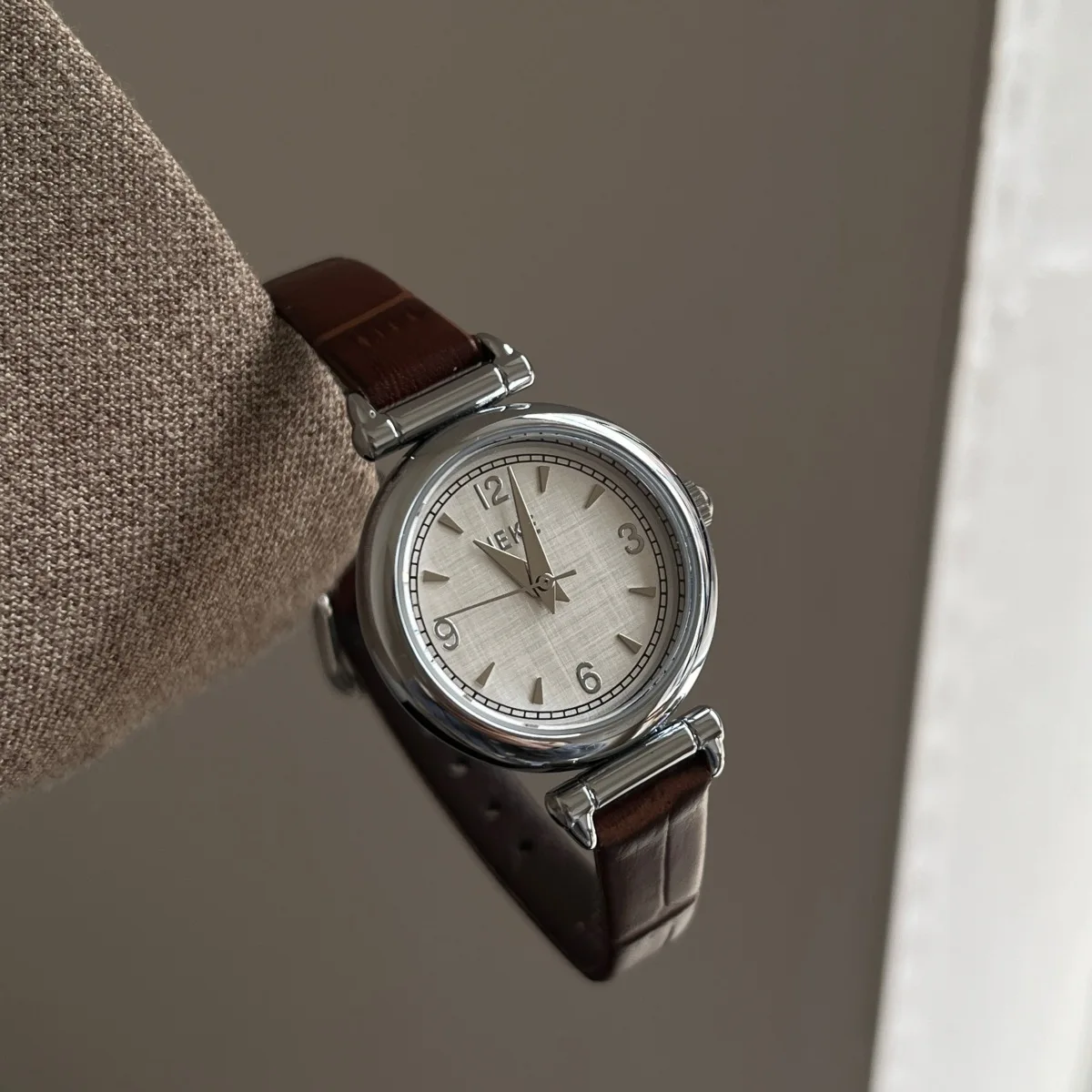 Women Watch Light Luxury Brand High End Watches Retro Round Small Dial Leather Strap Waterproof Ladies Fashion Quartz Watches