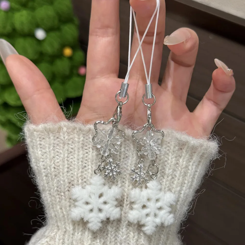 Snowflake Phone Charm Plush Snow Pendant Phone Strap Christmas Bag Charm Handmade Beaded Women Fashion Keychain Jewelry Gift