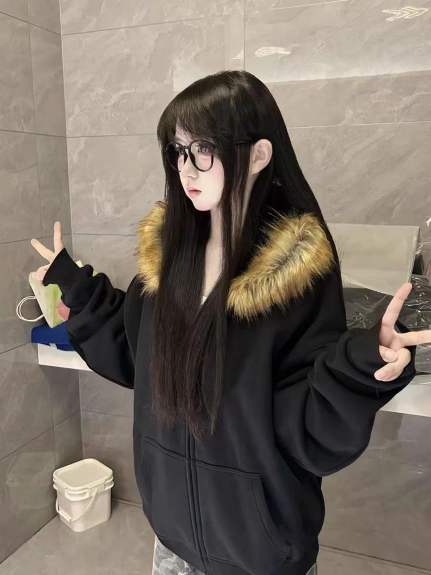 

Новая женская зимняя толстовка 2026 года с капюшоном на молнии, на флисовой подкладке, утепленная, свободного кроя, в корейском стиле, черная, маленький размер, модель Duo