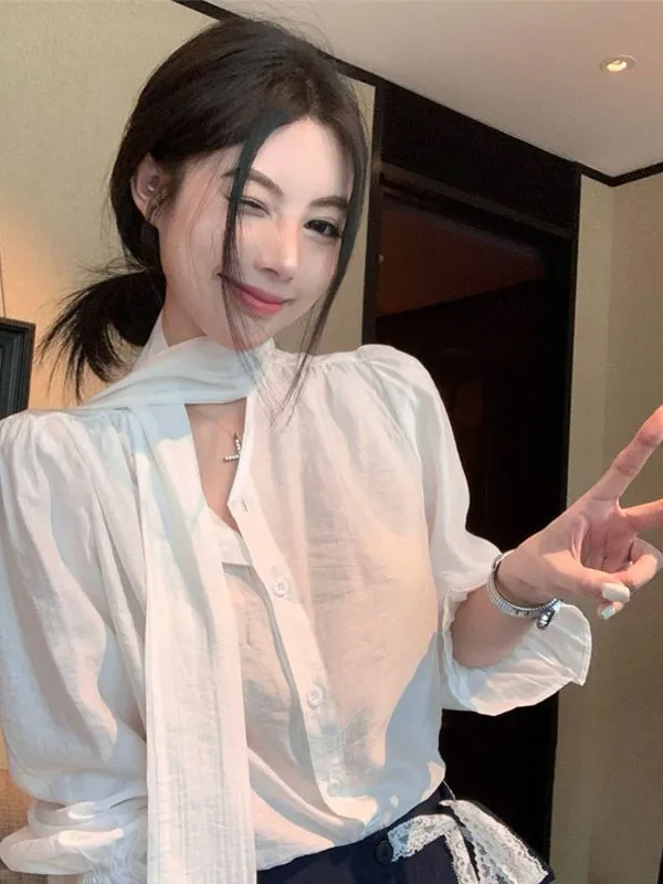 Camisa blanca de manga larga con cuello en V para mujer, diseño casual y holgado, top de moda con estilo y ambiente informal para primavera.