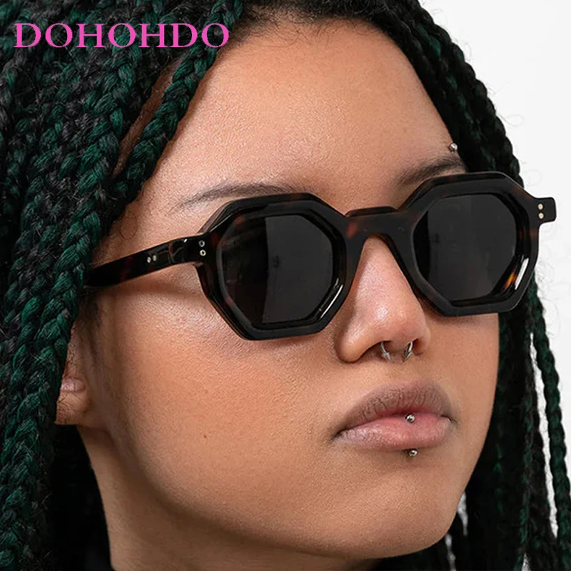 

Retro Rivets Decorate Irregular Square Women's Sunglasses Luxury Design Men Sunglass Drive Travel Eyeglasses UV400 Lentes De Sol