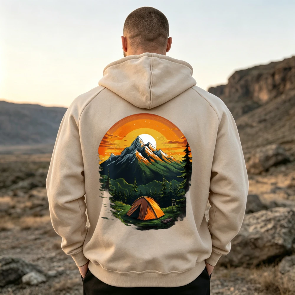 Sudadera con capucha y estampado gráfico de una tienda de campaña en un atardecer de montaña, ideal para actividades al aire libre, aventuras en el bosque y en la naturaleza. Sudadera con capucha para senderismo, de estilo informal.