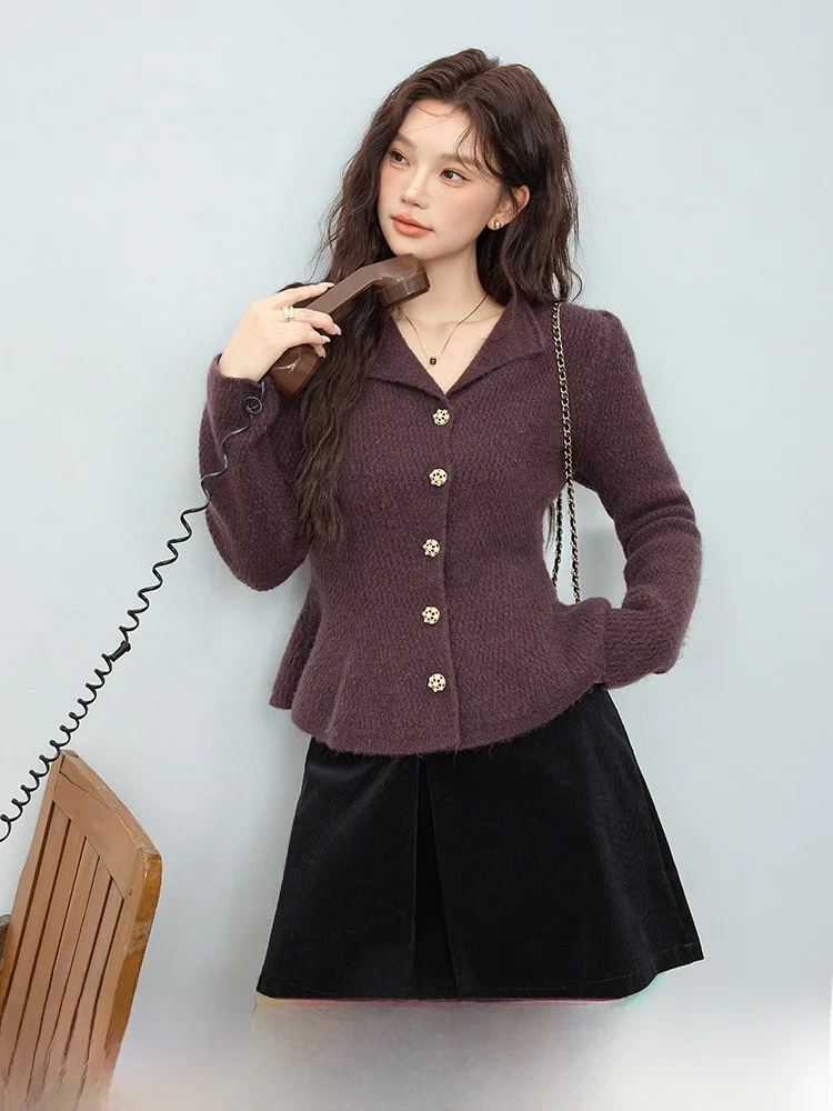 

Комплект зимней вязаной одежды больших размеров: женский облегающий топ с V-образным вырезом и длинными рукавами, юбка А-силуэта с высокой талией. Повседневная одежда, комфортная посадка.