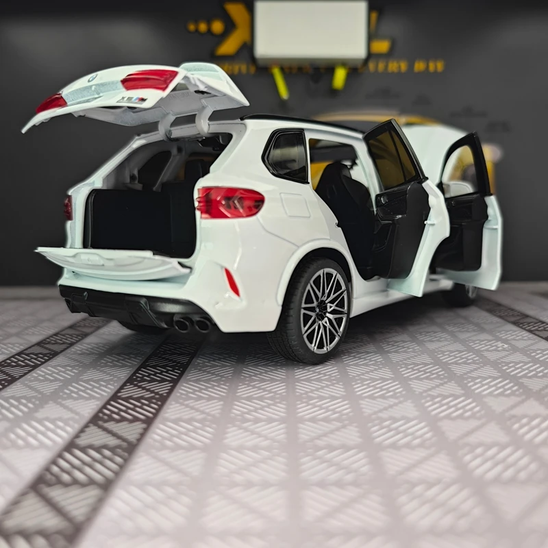 

Модель автомобиля BMW X5M из сплава, масштаб 1:24, для декорации, с открывающимися дверями, капотом и багажником, богатая детализация, высокое качество изготовления.