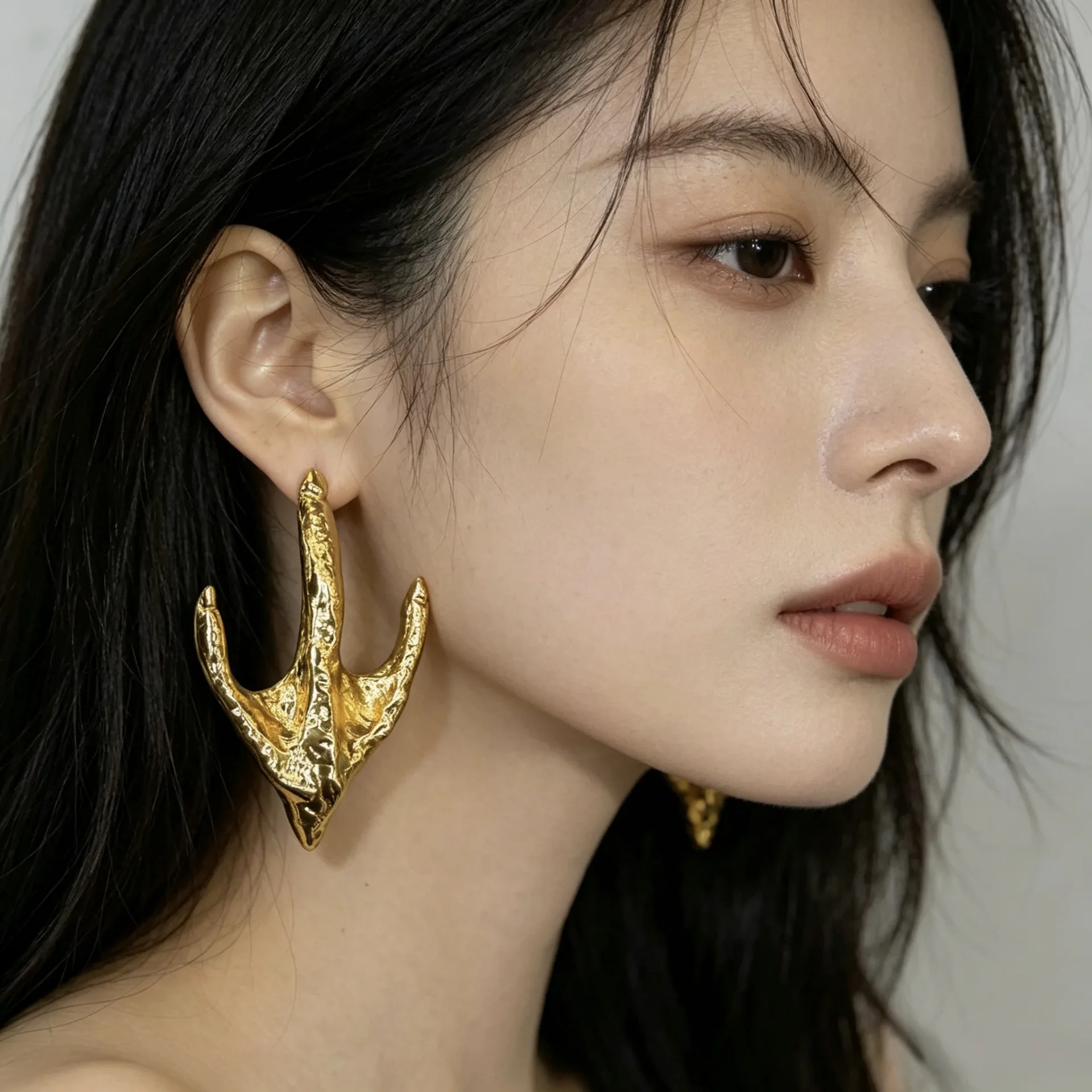 Retro exaggerated abstract personality metal raptor three-fingered bird claws earrings fashion creative high-end earrings
