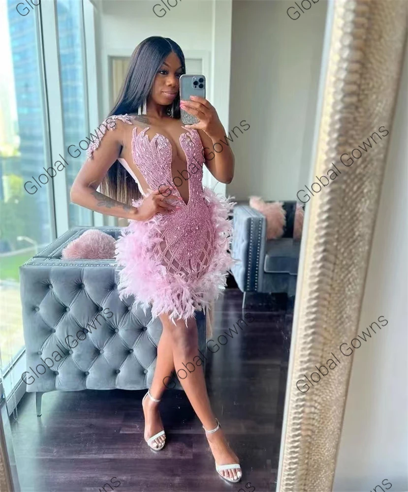 Rosa O-Ausschnitt kurze Ballkleider für schwarze Mädchen Federn Geburtstagskleid Mini-Cocktailkleider Perlen Kristall Homecoming Robe De Bal