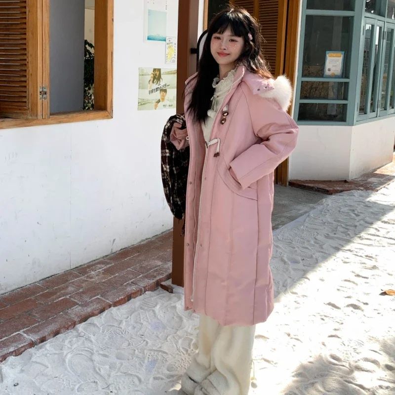 2024 nuovo Casual inverno addensato fibbia in corno rosa lungo piumino giacca alla moda e Versatile per le donne
