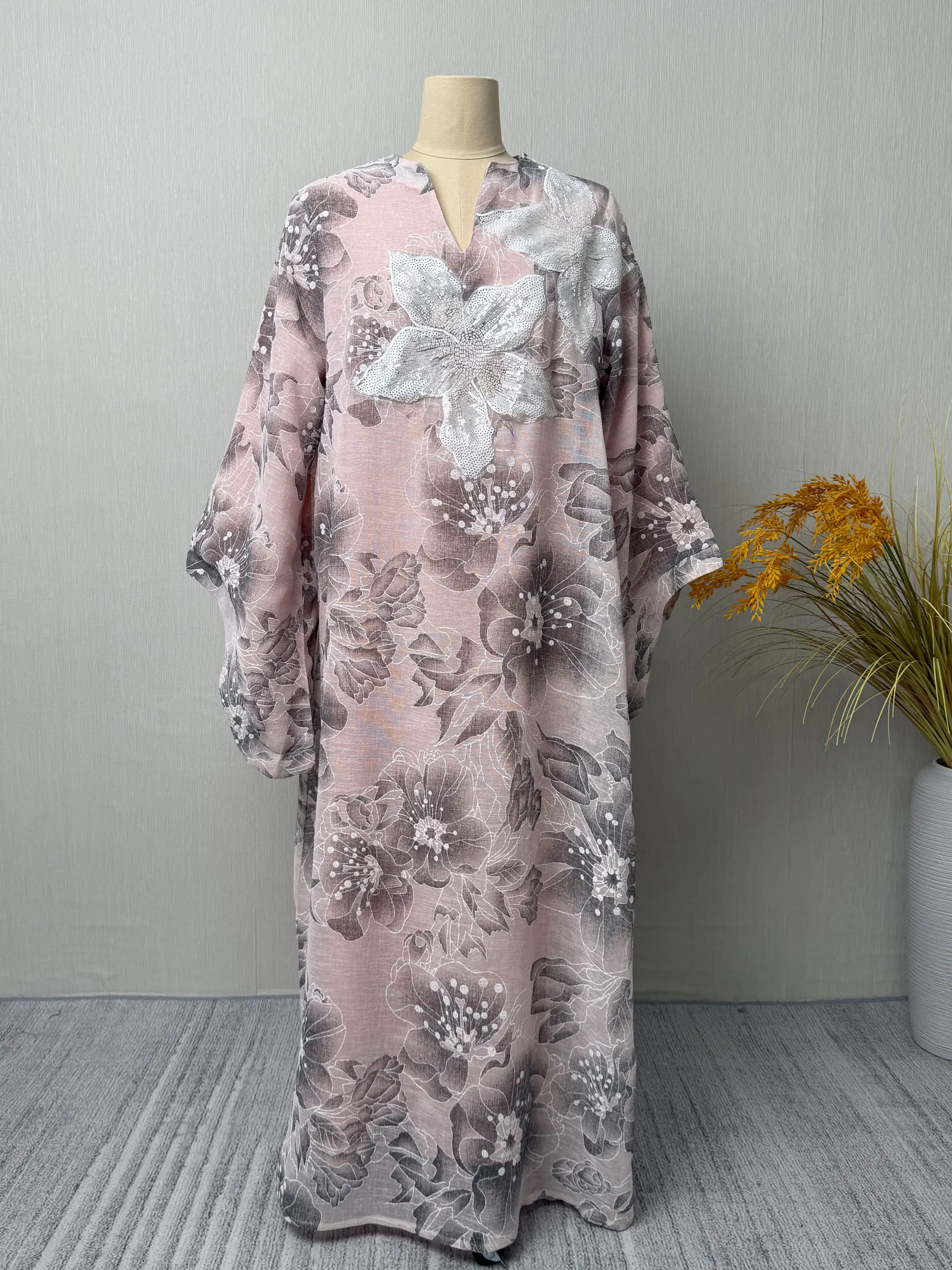 

New Fashionable Pink Muslim Abaya silver flower decorations and complex patterns suitable for Islamic women in the Middle East