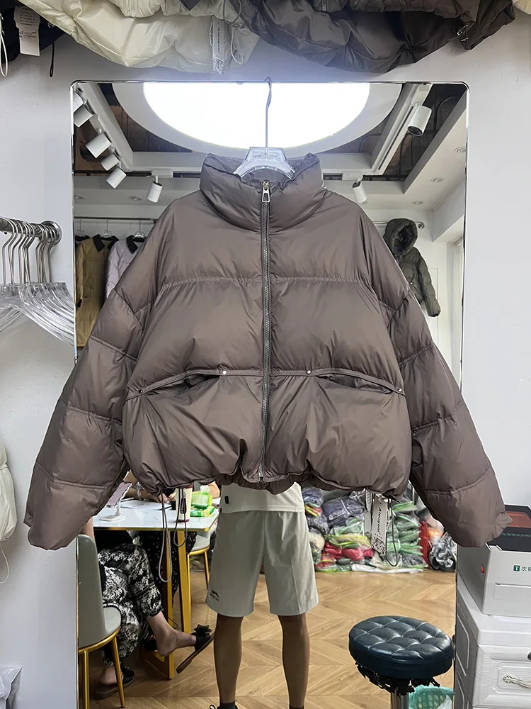 النسخة الكورية عالية الجودة بطة بيضاء أسفل الياقة الدائمة سترة المرأة شتاء 2025 فضفاض برشام الخبز سترة قصيرة نمط