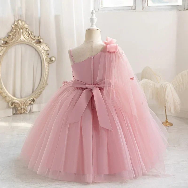 Sukienka dla dziewczynki do sypania kwiatków z koronkową aplikacją, puszystymi, asymetrycznymi ramionami, cienkimi ramiączkami i sukienka księżniczki do kolan na wesele.