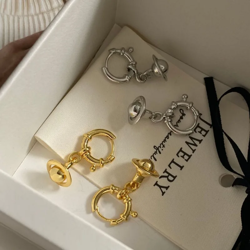 

2025 Niche Trendy Stereo Saturn Ear Buckle Simple Elegent Luxury Hoop Earrings Fashion Women Jewelry Accessories Party Gift