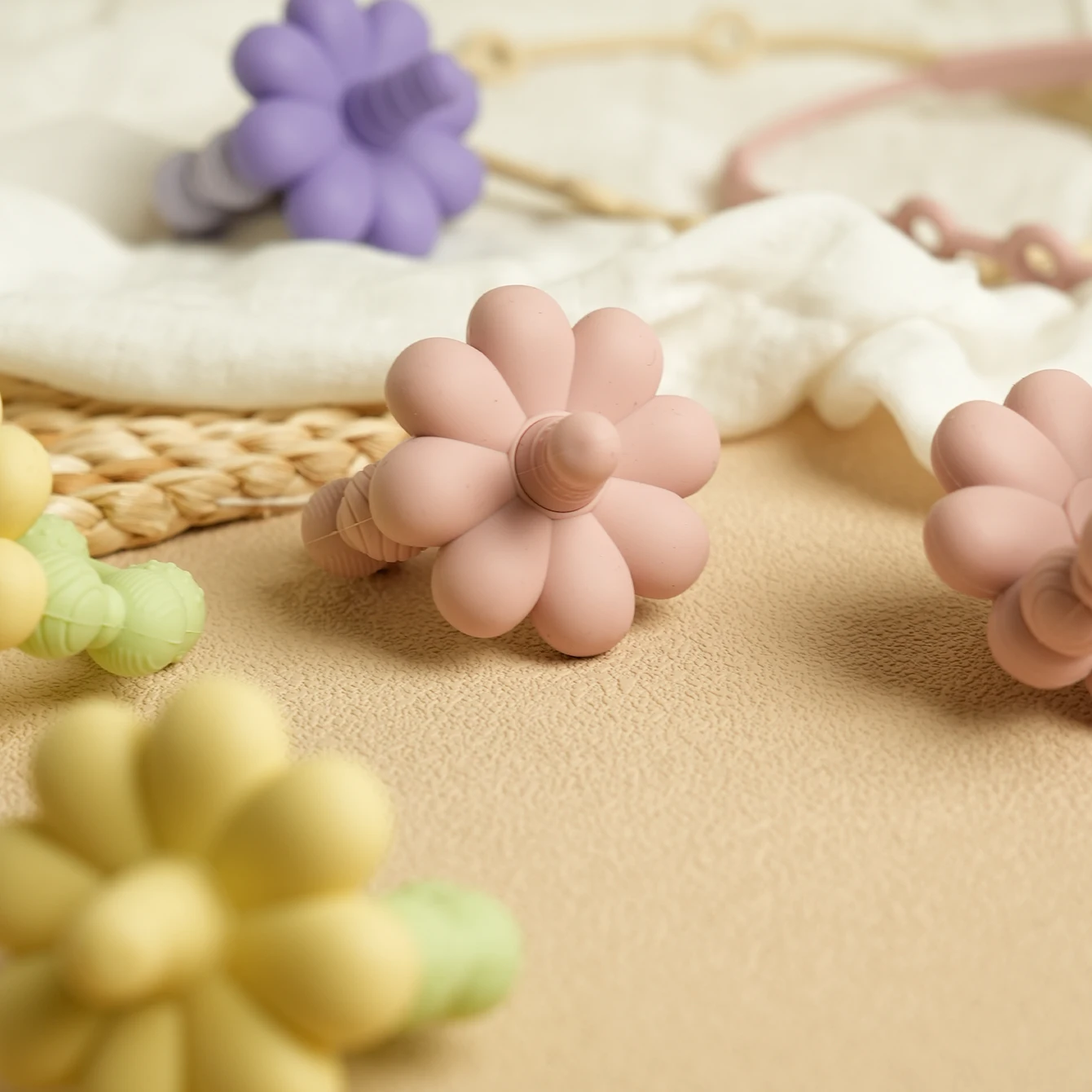1PCS Baby Silicone Teether Toys Flower Shape Baby Toys Chewing Training Baby Stuff Colorful Teething Toys