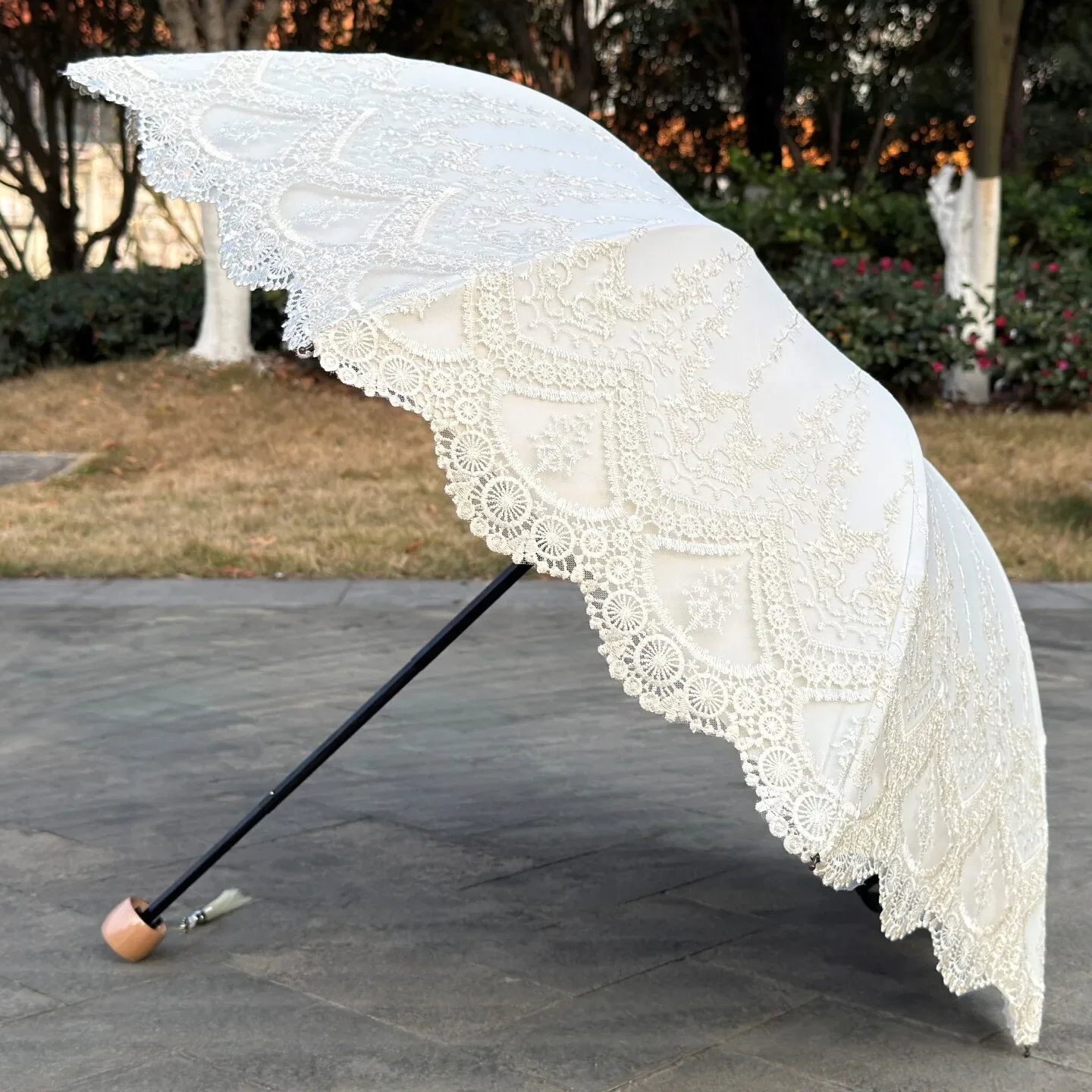 High-grade beige lace edge embroidered sun umbrella vinyl UV-proof weather and rain dual-purpose princess umbrella parasol