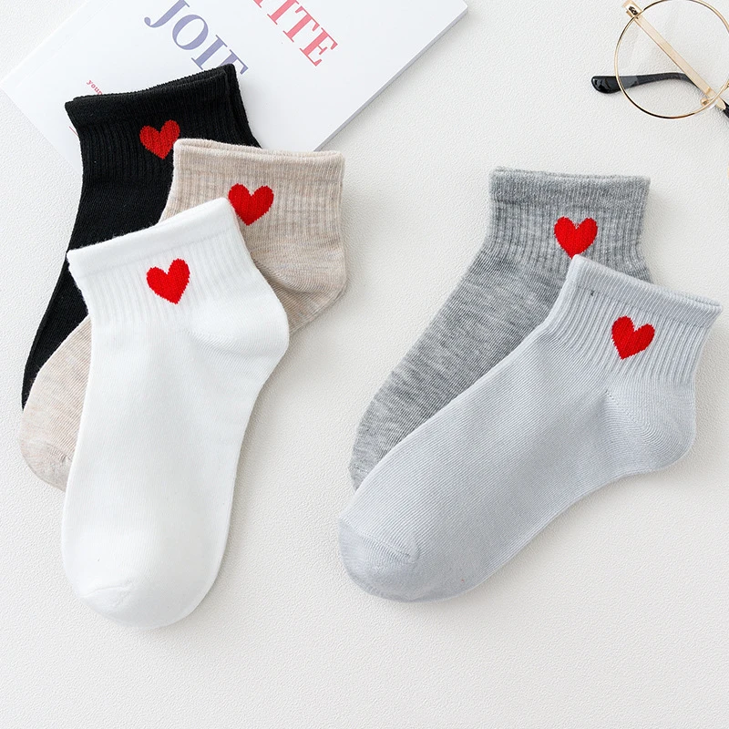 Chaussettes à cœurs pour femmes, 5 paires/lot, mode élégante, couleur unie, noir, blanc, été, printemps, vintage, étudiantes, courtes, coupe basse, rinçage