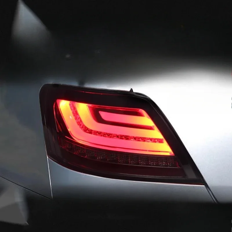 تنطبق على Toyot 05-09 مجموعة مصابيح خلفية Razo القديمة المعدلة LED أضواء الجري أضواء الفرامل أضواء إشارة الانعطاف المائية