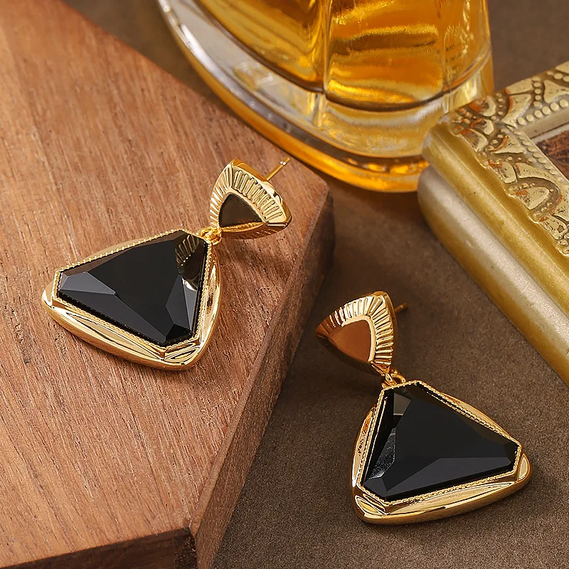 Fashionable and exquisite face-shaping geometric triangular resin earrings light luxury niche high-end celebrity banquet earring