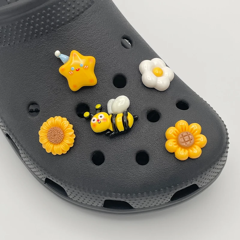 5-10Pcs Lovely Bees Shoe Decoration Accessories For Clogs DIY Parts Yellow Daisies Sunflower Shoe Charms Pins Fit Sandal Slipper