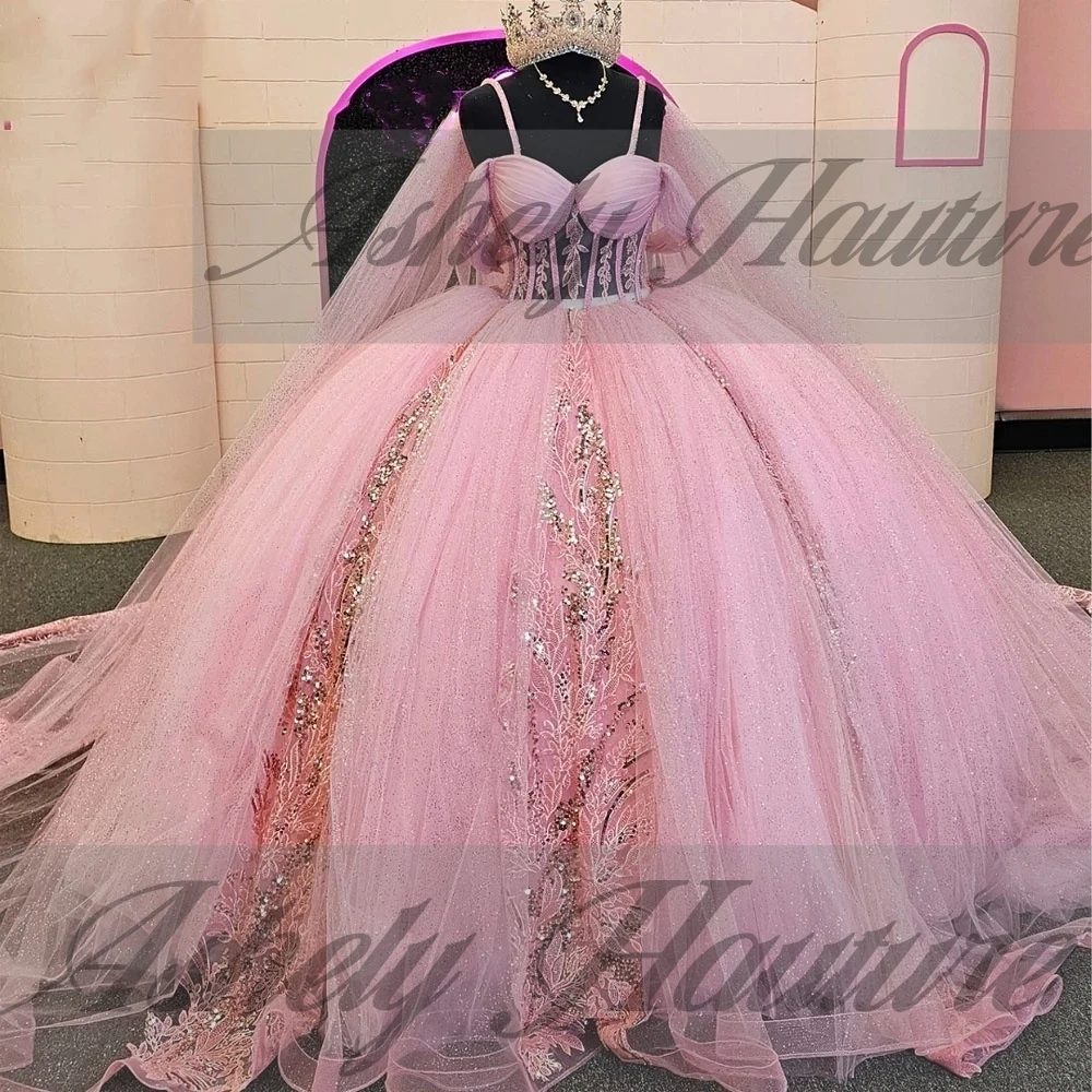 Abiti Quinceanera da principessa rosa personalizzati per la 15a ragazza con abito da ballo con applicazioni a mantella, abito da ballo per feste da donna, abito da occasione 2025