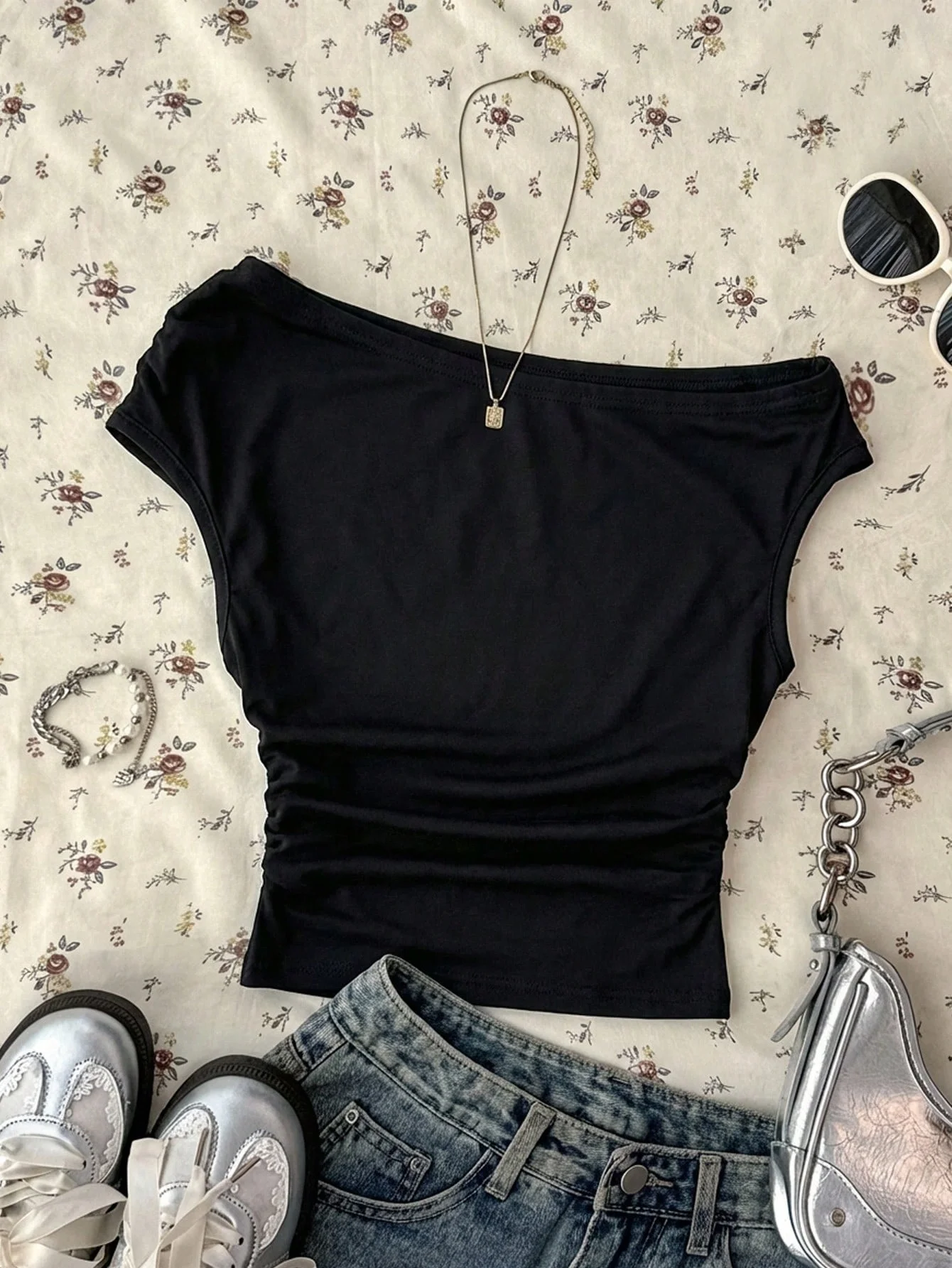 Damen One-Shoulder Crop Top mit kurzen Ärmeln und seitlicher Raffung, schmal geschnitten, Sommer 2026, Gothic Streetwear, einfarbig Schwarz, schulterfrei, für Ausgeh-Looks – Detail 9