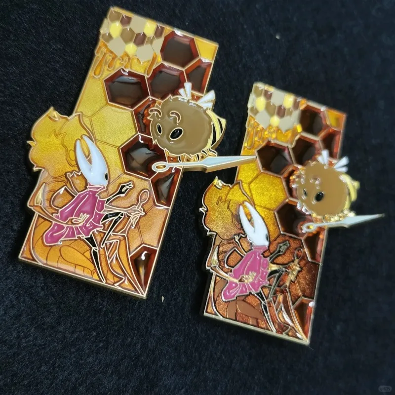 Hollow and This Knight Pin Set Hot Gmae Periphery Enamel Brooch Exquisite Cute Bumble Bee Lapel Badge Jewelry Party Gift