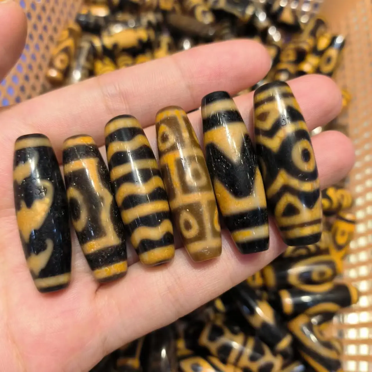 

1pcs/lot Natural Old Agate Dzi tooth yellow Weathered Horseshoe ancient beads high quality various patterns amulet folk-custom