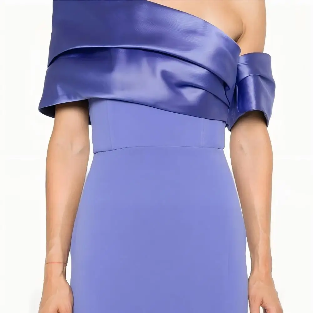 Abito strutturato con spalle scoperte |   Vita aderente personalizzata, guaina con design plissettato, abito da sera formale فسات Бmaveraات