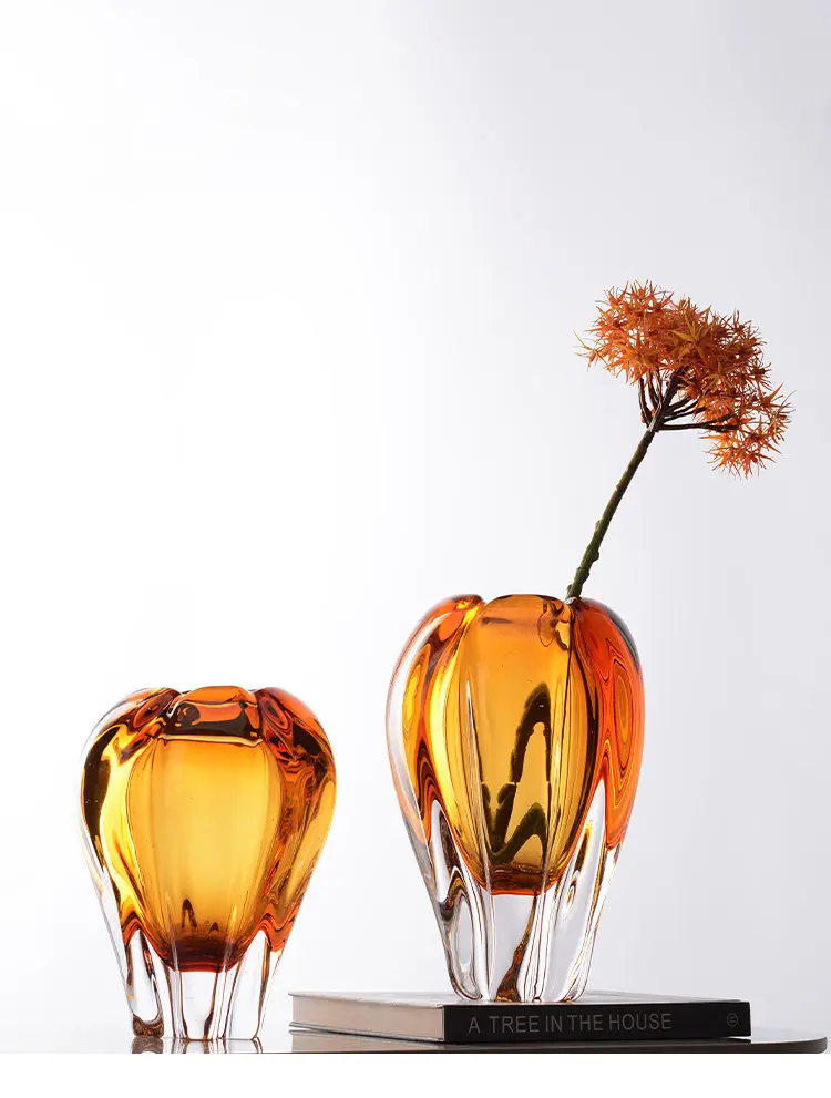 The first bloom of golden stamens, light luxury, high-end sense of modern simplicity, high-end glass vase, soft decoration thick
