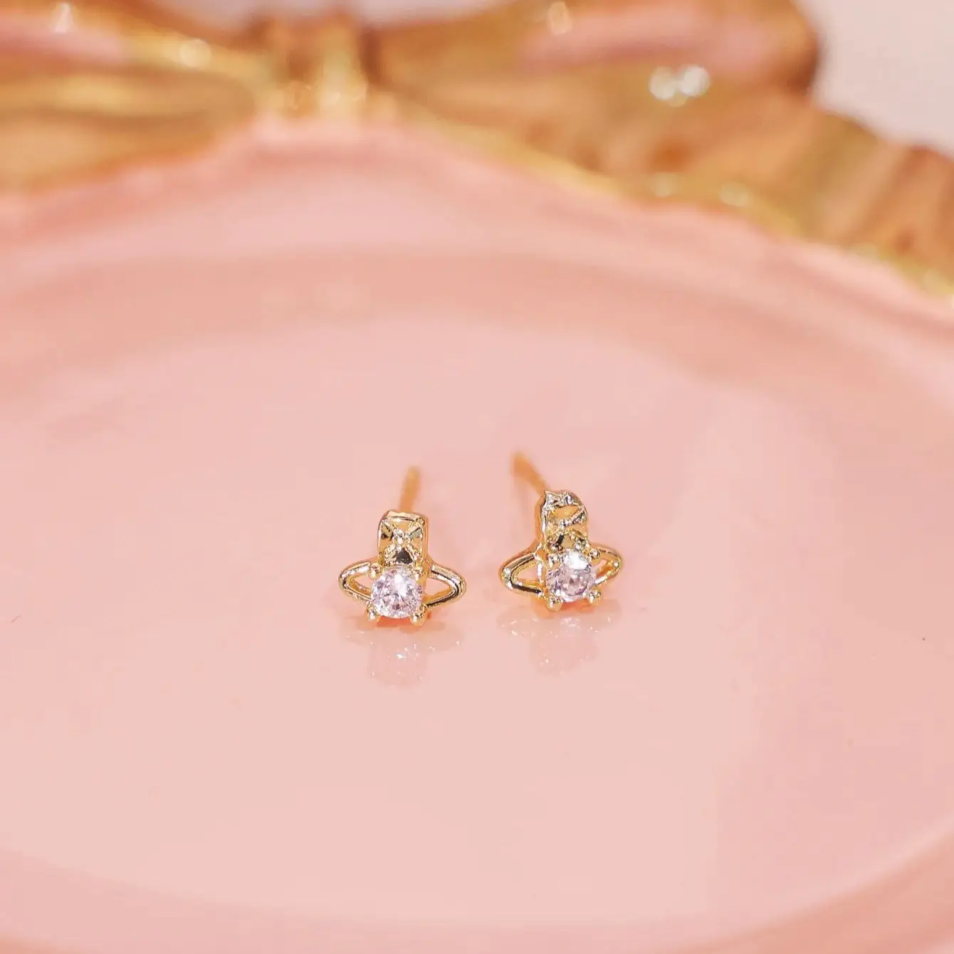 1-زوج من أقراط الزركون الاصطناعية المحيطة بالزحل، أظافر رائعة ولطيفة على شكل عظمة الأذن للنساء، تصميم فريد وبسيط