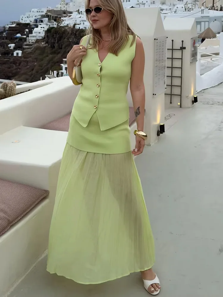 Elegancki letni zestaw damski: dzianinowa, dopasowana kamizelka bez rękawów z dekoltem w serek zapinana na guziki + modna długa spódnica z wysokim stanem, łączona z zamkiem błyskawicznym.