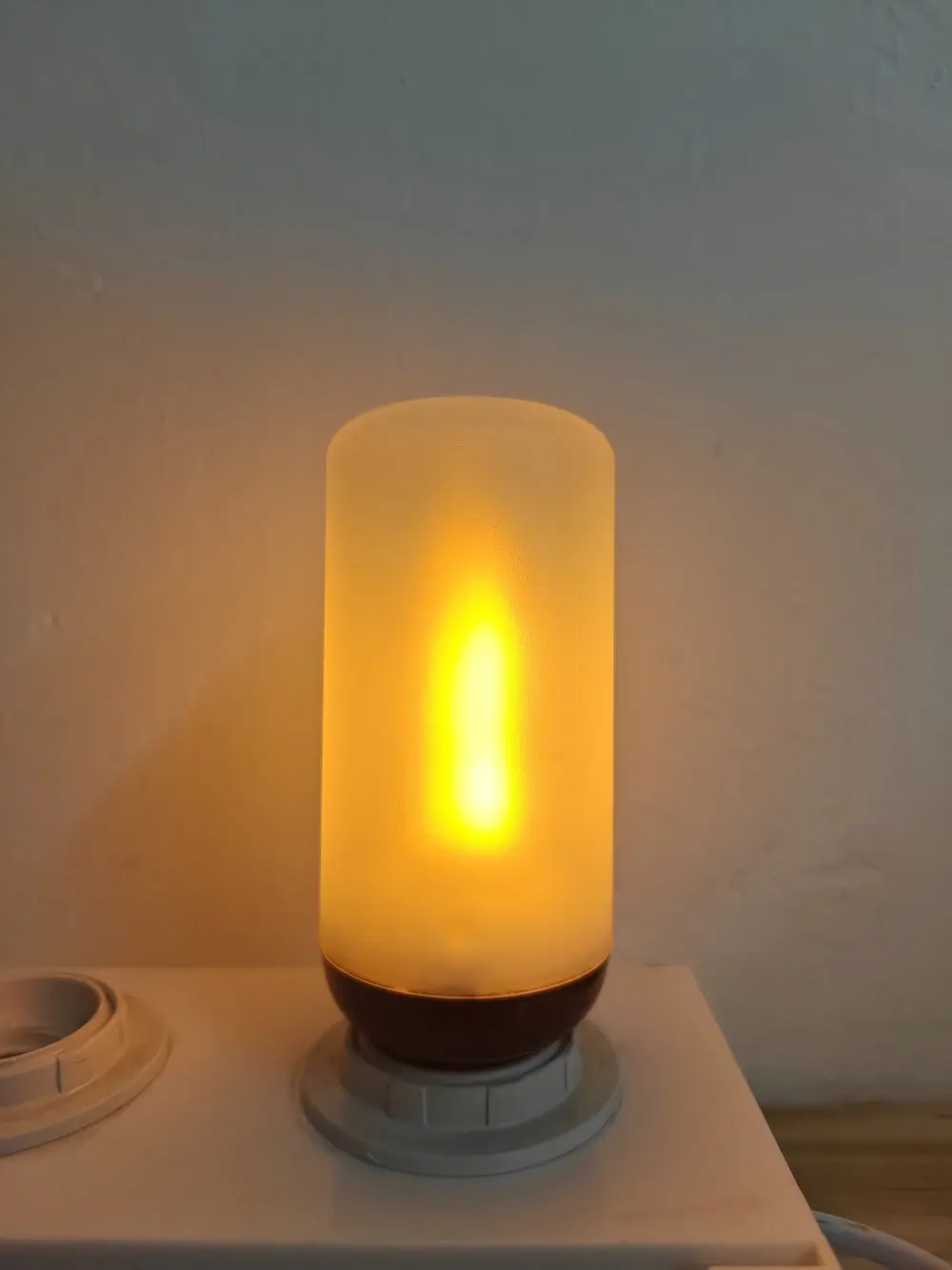 

Новая светодиодная лампа с эффектом имитации пламени, подходит для использования внутри и снаружи помещений, цоколь E26/27.