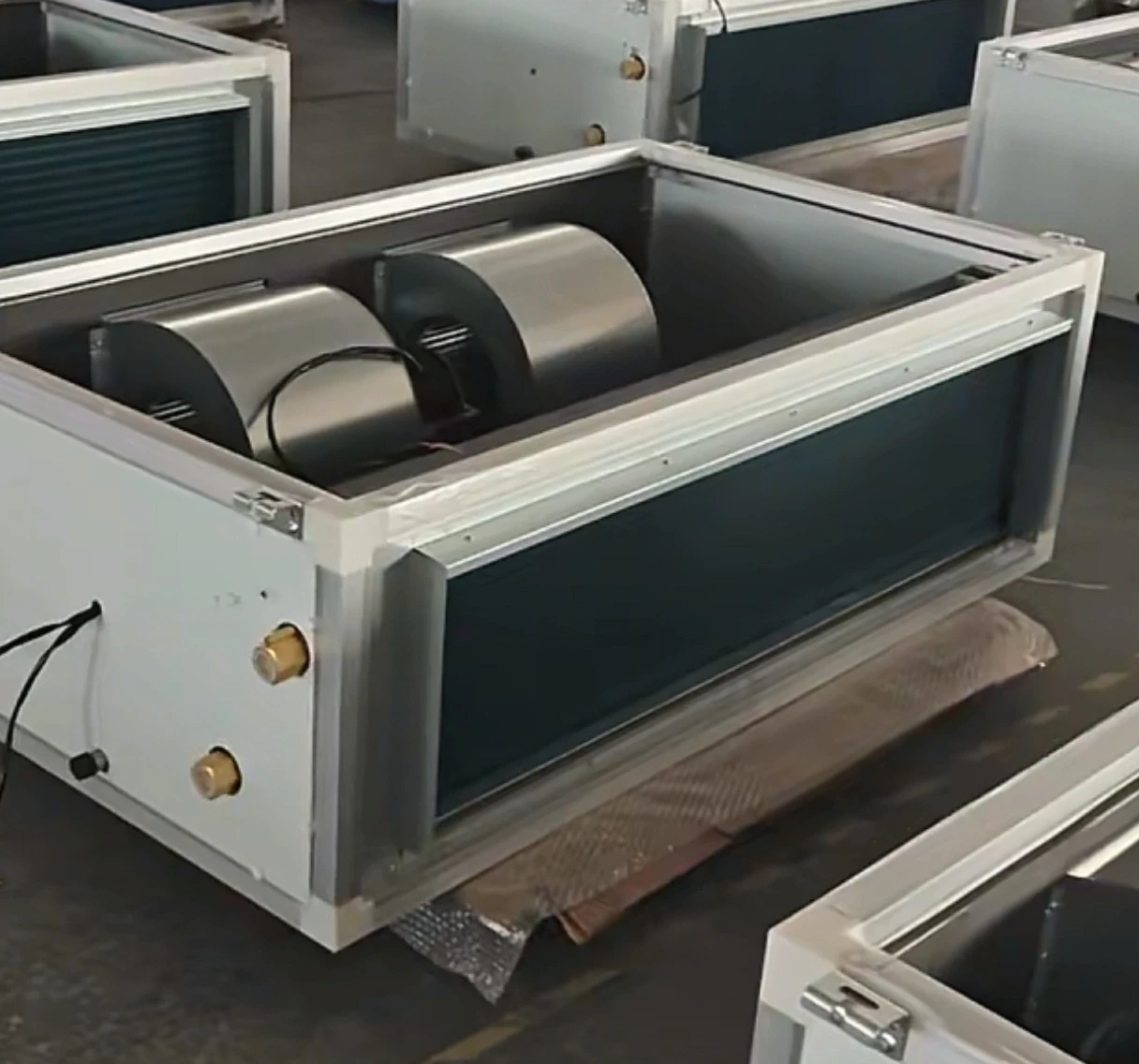2 Pipe 4 Pipe AC Motor Chilled Water Fan Coil Unit 220V Eco-Friendly Wall/Window Mount For Commercial Buildings & Hotels