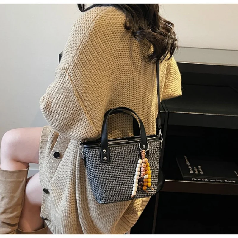 

Chic Ladies Shoulder Bag Made Of Lambskin Leather Boasting Panama Casual Vintage Neat Spacious Look