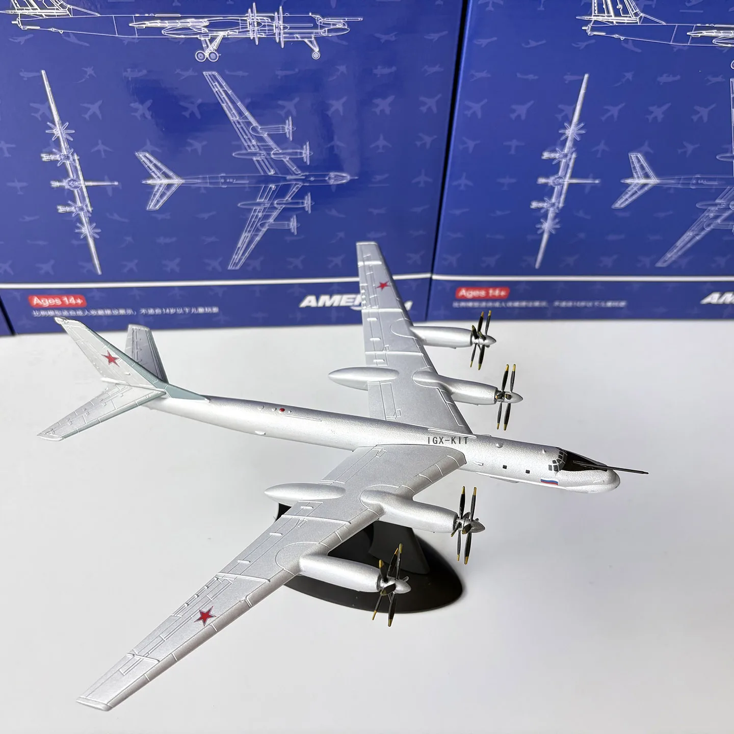 

Масштаб 1:200 Туполєв TU95 Тип медведя Стратегический бомбардировщик TU-95 Металлическая модель самолета Самолет Детская коллекция Подарочная игрушка