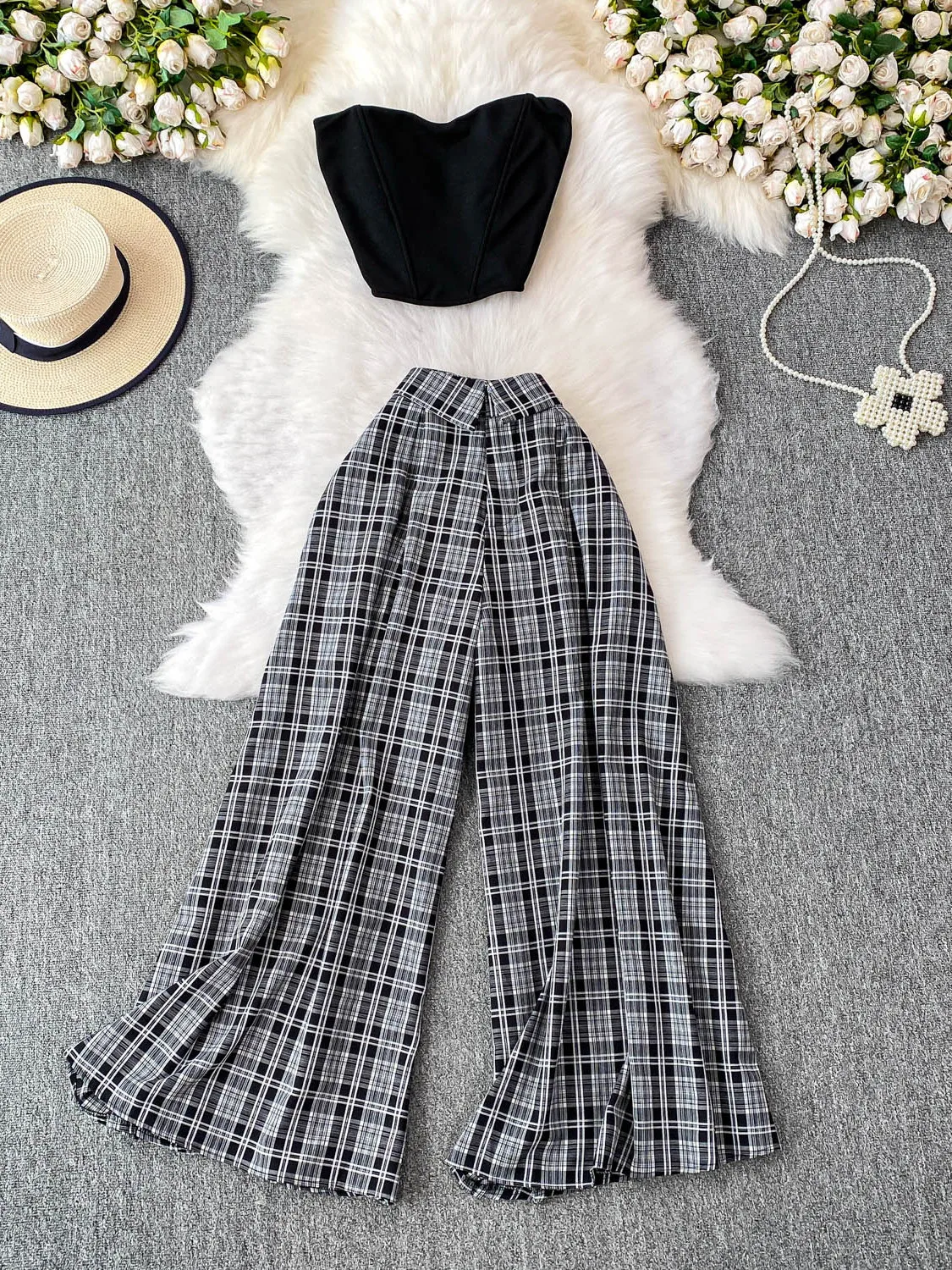 طقم مكون من قطعتين للشابات: توب قصير بكتف واحد مزين بوسادة صدر وتصميم عظم السمكة، وبنطلون واسع الساقين.