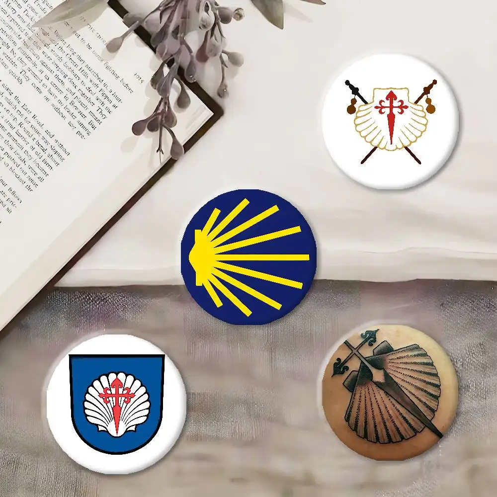 Insignias amarillas De Camino De Santiago, alfileres creativos De hojalata, broche De Metal para bolsa, ropa, sombrero, decoración, accesorios De joyería, regalo