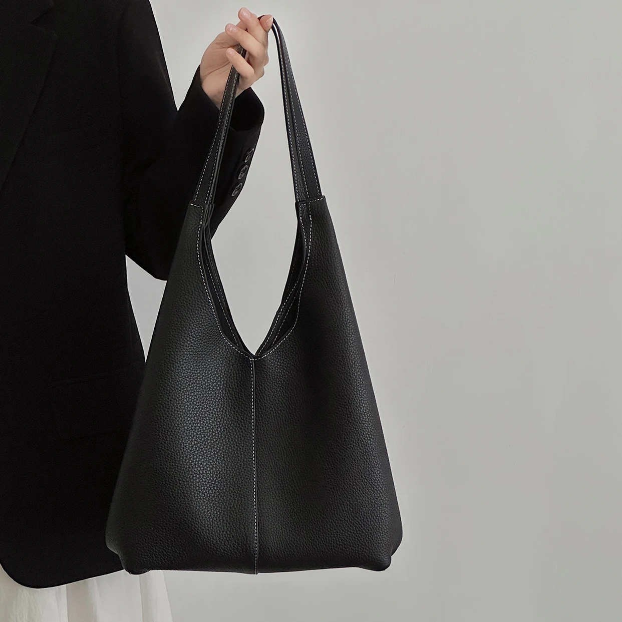 Sac fourre-tout en cuir de vache avec couche supérieure, nouveau design de niche, sac à main simple de grande capacité pour les déplacements, sac à bandoulière sous les bras pour dames, 2025