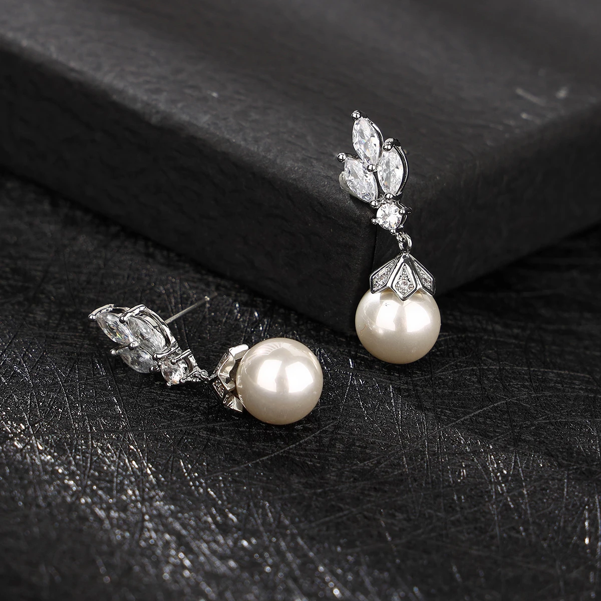 Fashion imitation pearl earrings with cubic zirconia elegant female wedding earrings