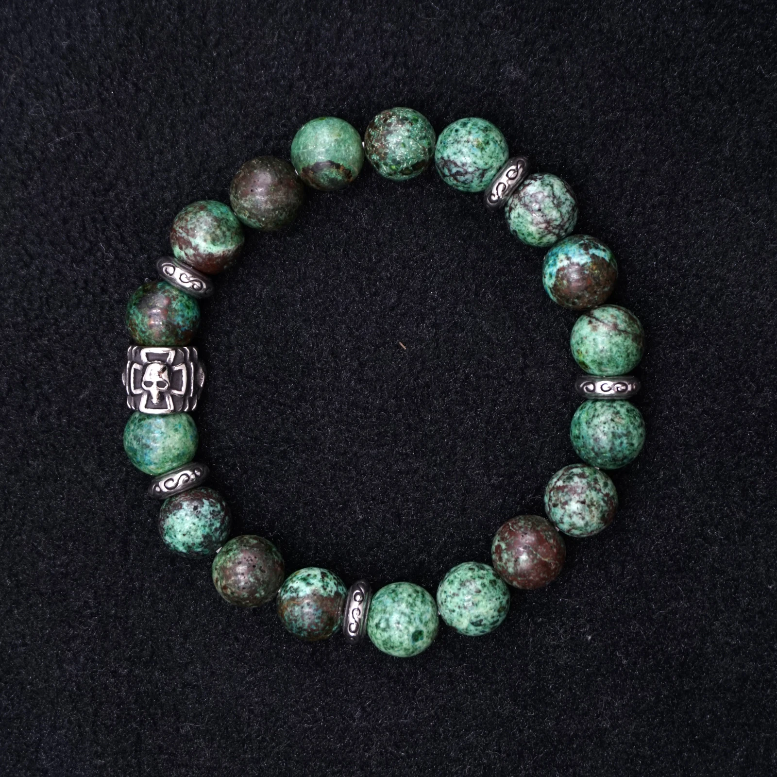 

1pc dyed Green Fynchenite with Stainless Skull 10mm Round Beads Elastic Bracelet for Man Woman Daily Party Wearing