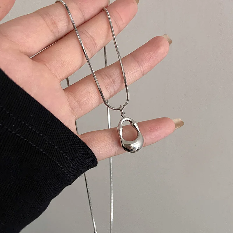 Minimalismo Collana con ciondolo a forma di goccia d'acqua scavata per le donne Regalo di compleanno di gioielli per feste con catena a clavicola con fascino squisito