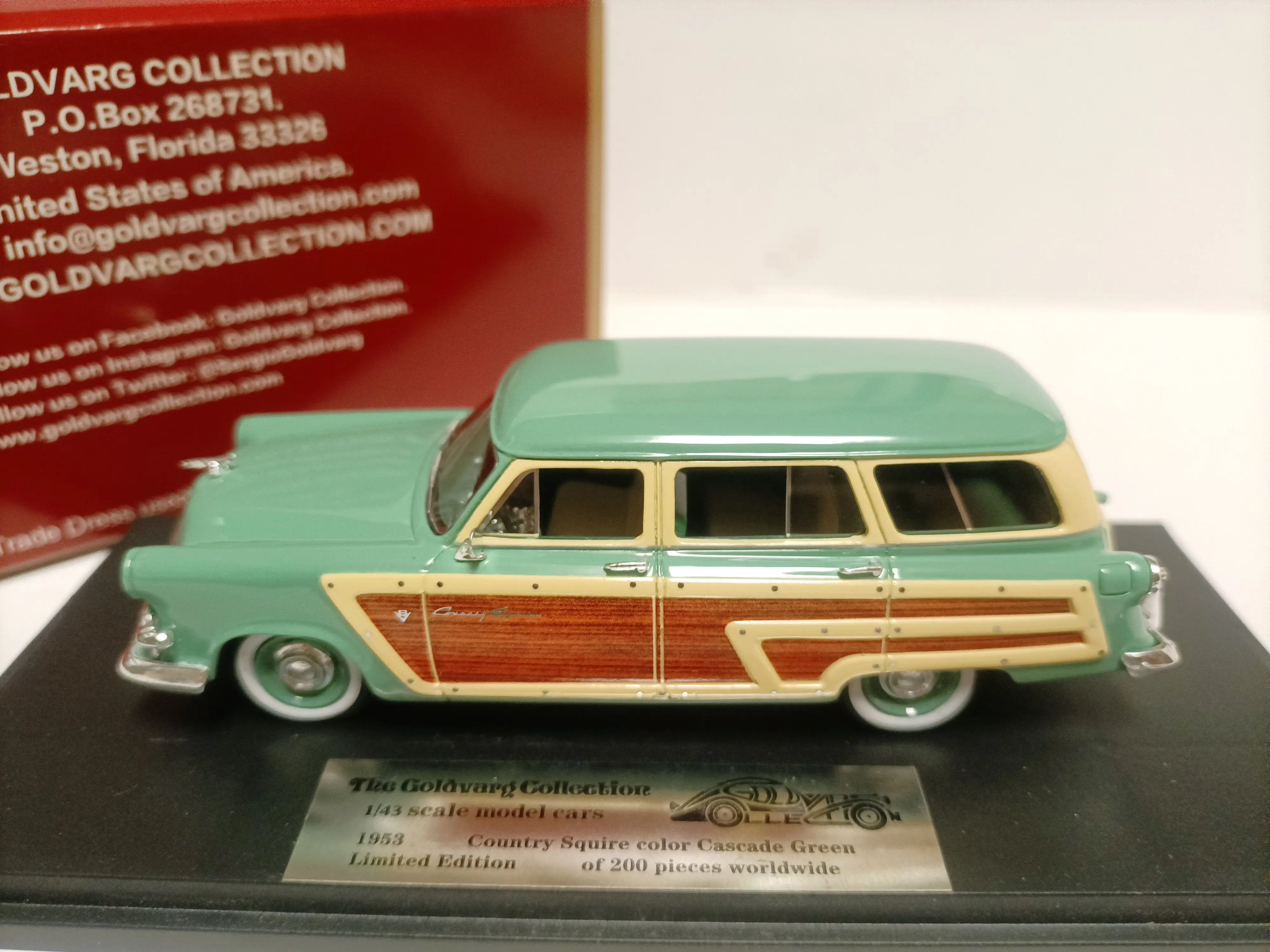 Goldvary 1:43 Country Square 1953 Green Vintage Car Simulation Limited Edition Resin Metal Static Car Model Toy Gift