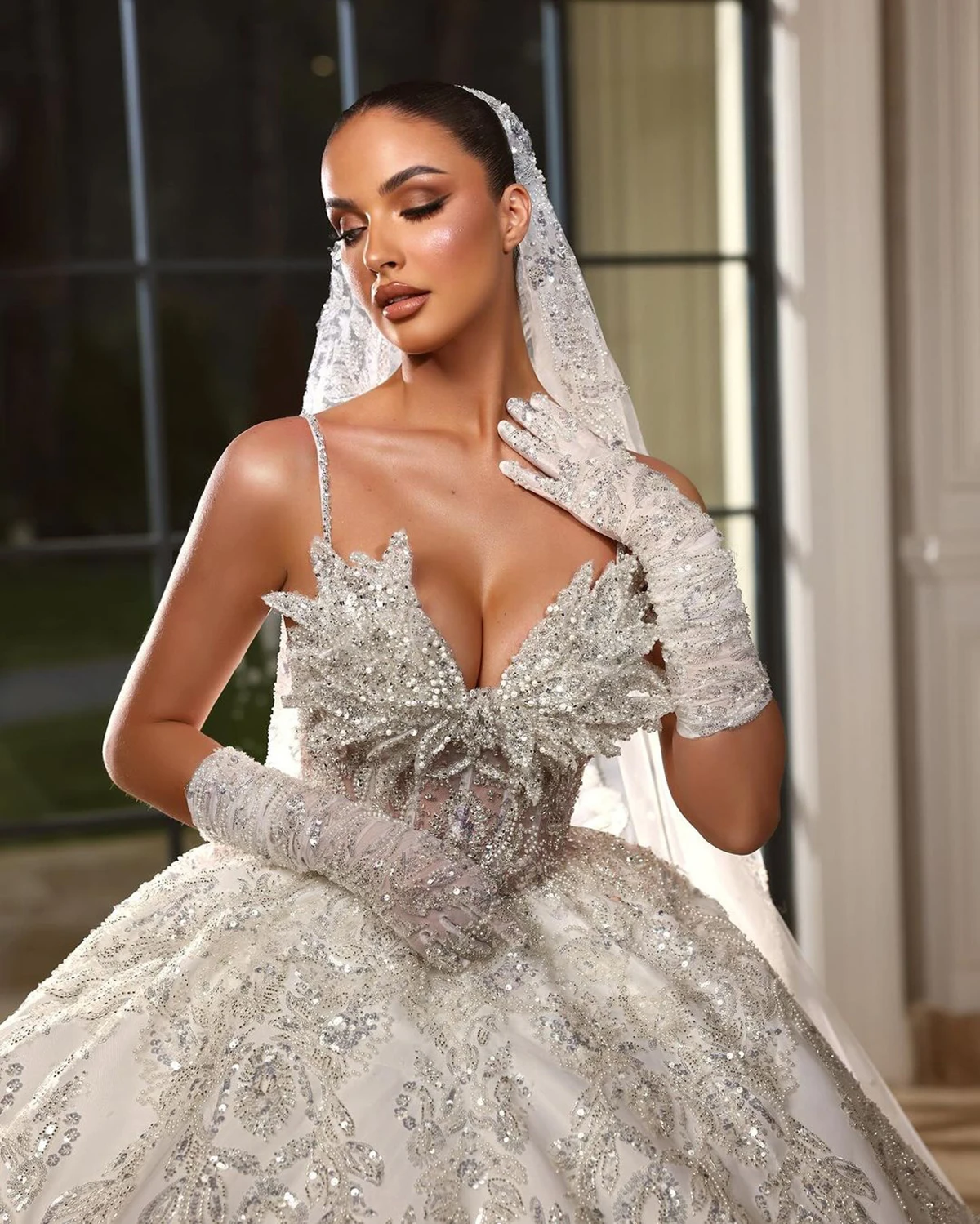 Gorgeous Wedding Dresses Beads Sequins Appliques Lace Ball Bridal Gowns Custom Made Sexy Spaghetti Straps Sweep Train Robe