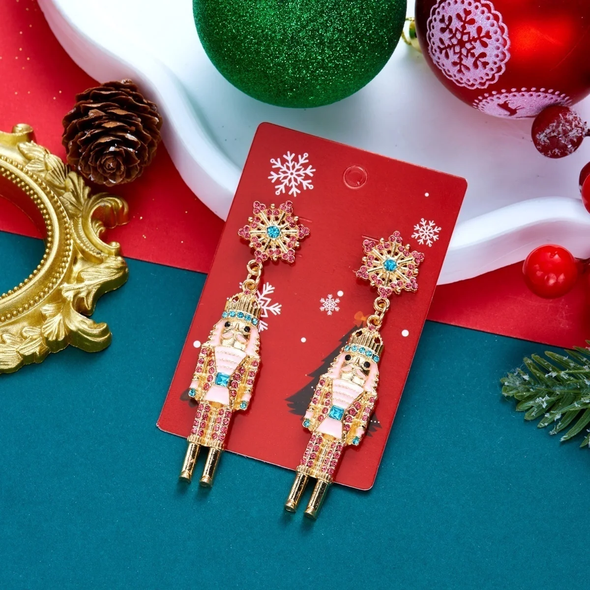 Kreative Krücken-Halter-Ohrringe mit Krönen-Nussknacker-Motiv für Damen, Weihnachtsmützen-Soldaten-Ohrringe, Neujahrsparty-Schmuck – Detail 31